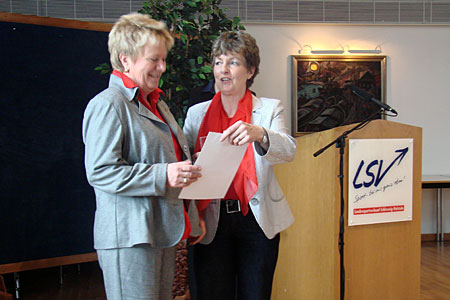 Preisübergabe durch die Vorsitzende des LSV-Frauenausschusses Sylvia Nowack (r) an Heida Benecke (l). Foto: Eberhard Wühle