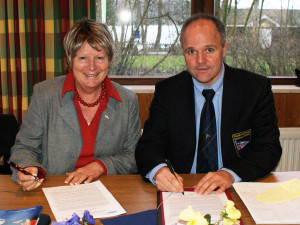 Heida Benecke und Reinhart Grahn unterzeichnen den Ehrenkodex