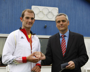 Sportplakette des Landes für den Ruderer Lauritz Schoof Sportplakette des Landes für den Ruderer Lauritz Schoof