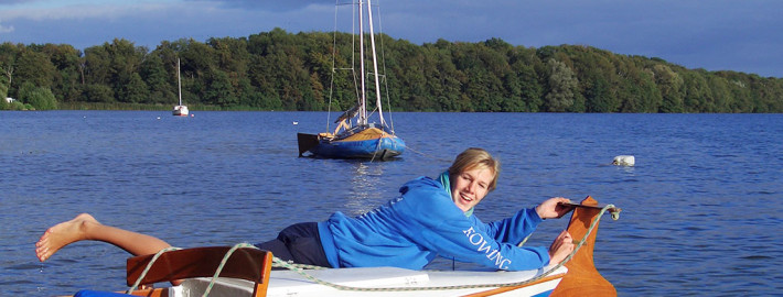 Beim Zeltlager der Ruderjugend am Plöner See, Totelbild der DRV-Broschüre Bootsobleute und Steuerleute