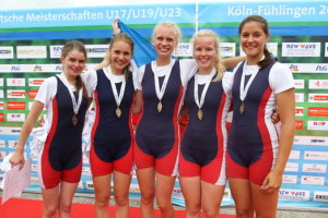 Gold für Frieda Hämmerling (RG Kiel), Annemieke Schanze (Ratzeburg), Anne Tjorven Büßen (Flensburg), Katharina Börms (Lübecker FRK) und Steuerfrau Larina Aylin Hillemann (Geesthacht) im Juniorinnen-Doppelvierer mit Steuerfrau B