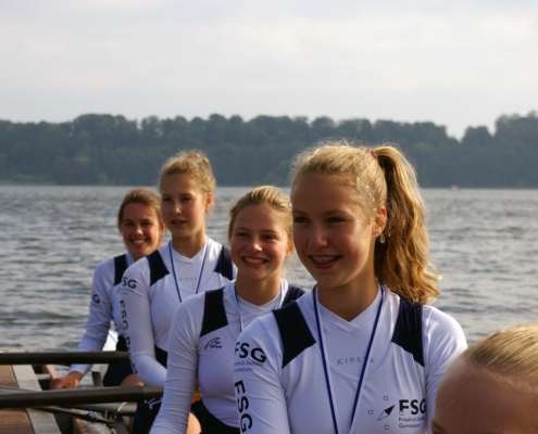 Regatta Ratzeburg 2020: Strahlende Siegerinnen: die Mädchen des Preetzer RC, Luise Hässler, Johanna Asbahr, Katharina Asbahr und Julina Kalinowski setzen sich mit 9 Sekunden durch vor der Lübecker RG (Greta Amort, Ella Lötsch, Mieke Lang und Janne Poetsch-Hefter). Foto: RRC/B. Witting