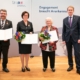 Aushändigung des Bundesverdienstordens an Andreas Henry Klüssendorf (v.l.), Renate Vorbeck und Jutta Kock am 21. September 2021 in Kiel. © Staatskanzlei