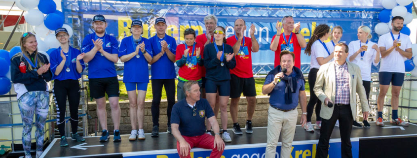 Bernd Klose Erster Kieler Ruder-Club, die Moderatoren Andreas Otto und Kim Dibbern (v. l.) mit den siegreichen Mannschaften des Expertenrennens. Foto: R. Köhler