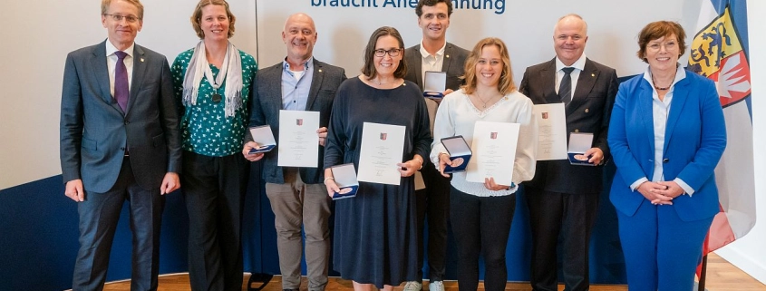 Ministerpräsident Daniel Günther (v.l.), Meike Evers-Rölver (LSV-Vizepräsidentin), Carsten Krömer, Marion Blasig, Paul Kohlhoff, Alica Stuhlemmer, Reinhart Grahn und Innenministerin Sabine Sütterlin-Waack bei der Verleihung der Sportplaketten in Kiel am 26.09.2023. Quelle: Frank Peter